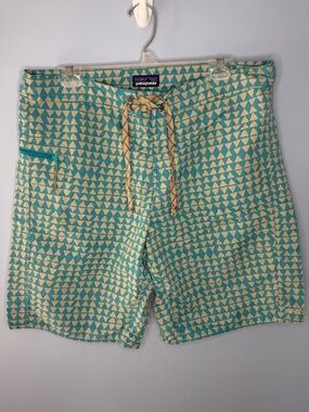 Patagonia Men's Wavefarer Board Shorts w/ shark’s teeth pattern - 21" size 36